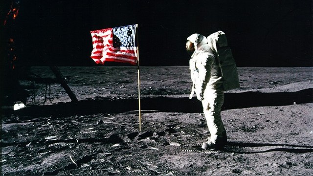 Астронавт Олдрин вмешался в спор о полете американцев на Луну