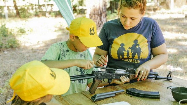 Daily Mail: Украинские нацисты тренируют 6-летних детей для войны в Донбассе