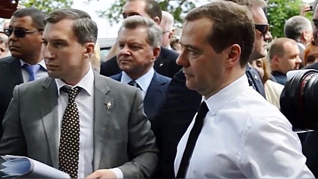 VOA: Медведев пожелал крымчанам «держаться» без денег и «всего доброго»