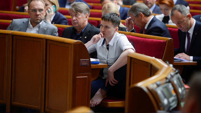 От босоногой Савченко в Раде досталось «ленивым школьникам» и «шакалам»