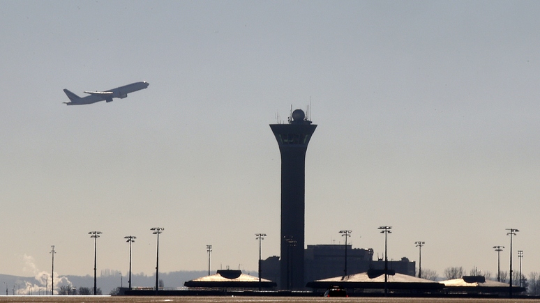 Появление русского самолета-разведчика заставило замереть парижский аэропорт