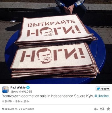 Перевод твита Paul Waldie: Дверной коврик с Януковичем продается на площади Независимости в Киеве. #Ukraine 